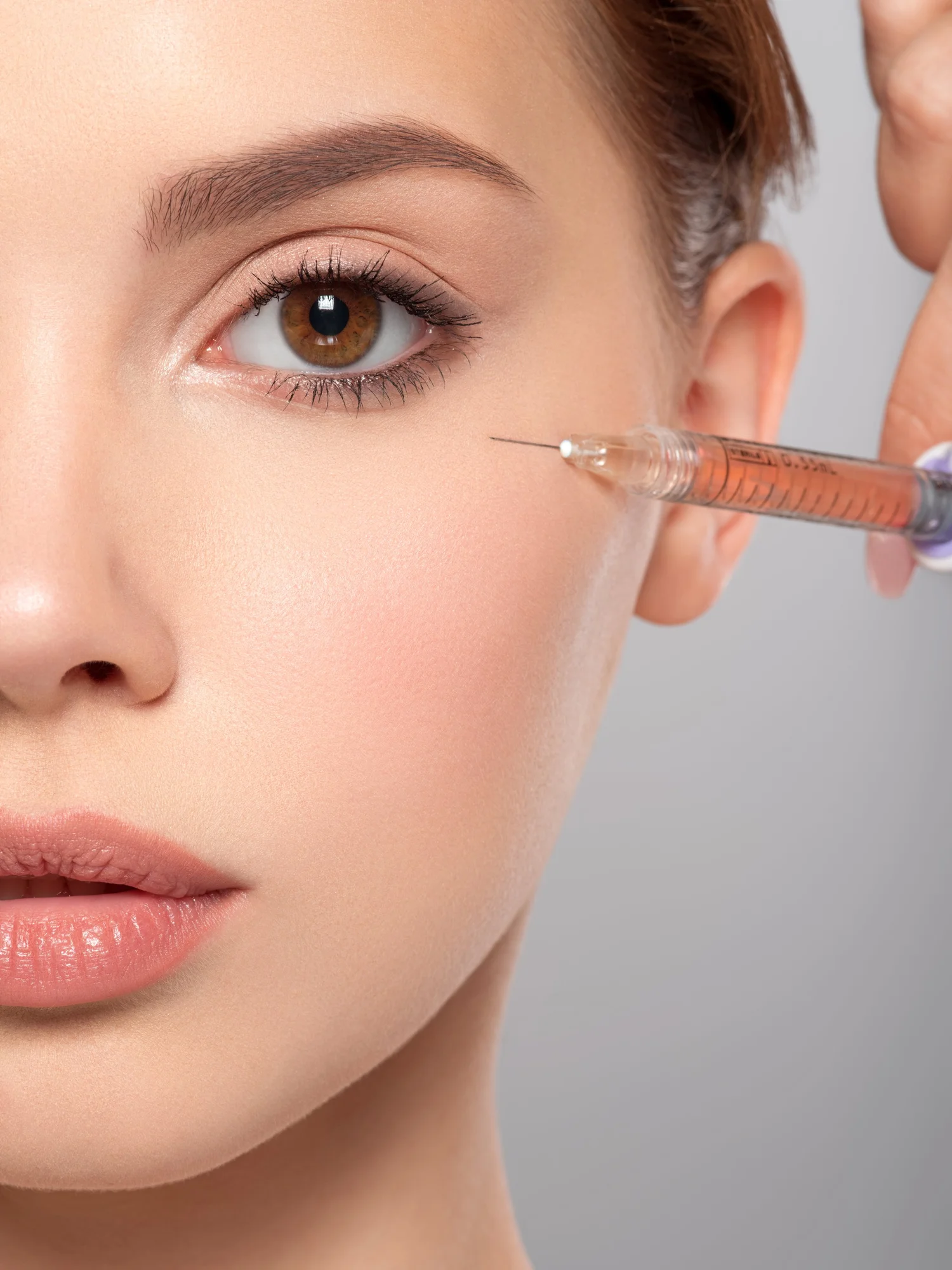 Injection d'acide hyaluronique près des yeux